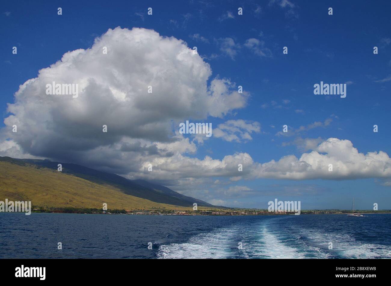 Maestose nuvole sulla costa di Maui visto dall'oceano Foto Stock