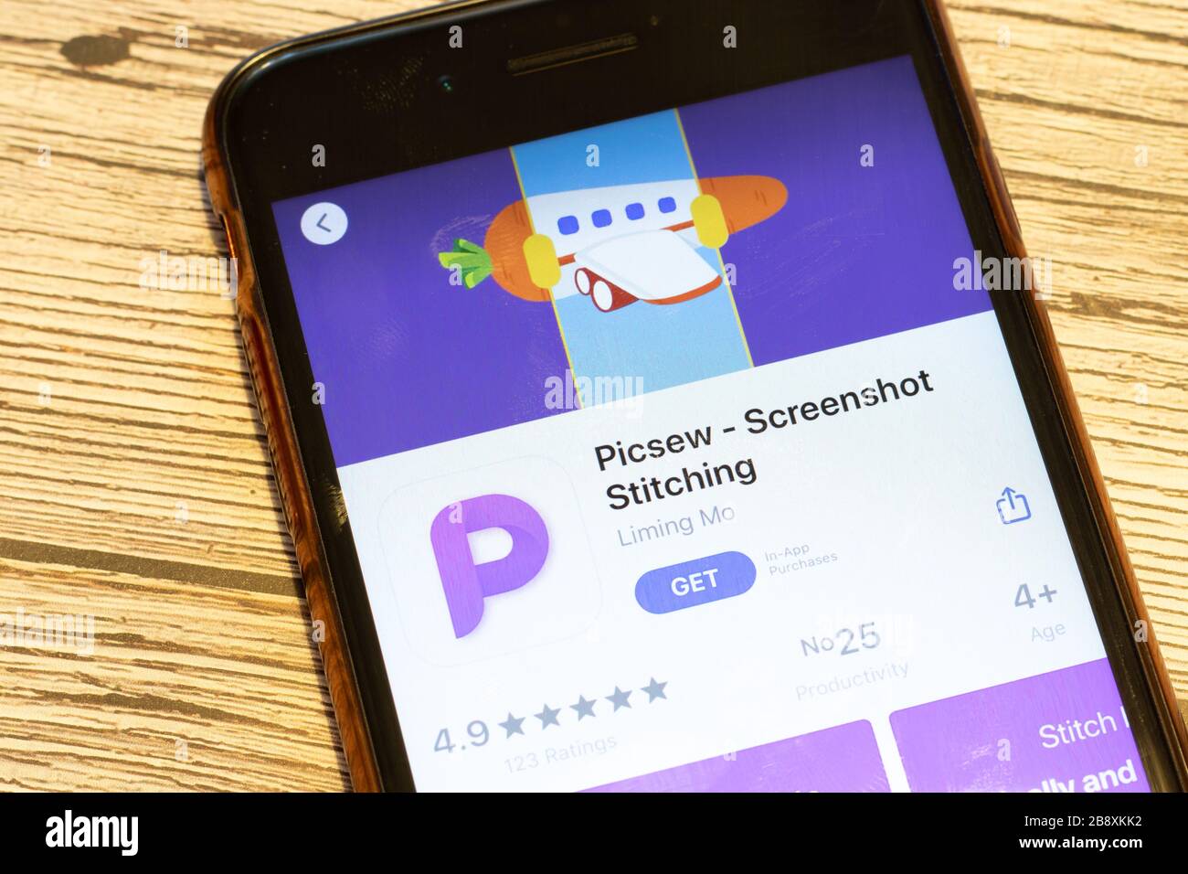 Los Angeles, California, USA - 24 marzo 2020: Vista dall'alto dello schermo del telefono con l'icona del logo Picsew sull'app store, editoriale illustrativo Foto Stock
