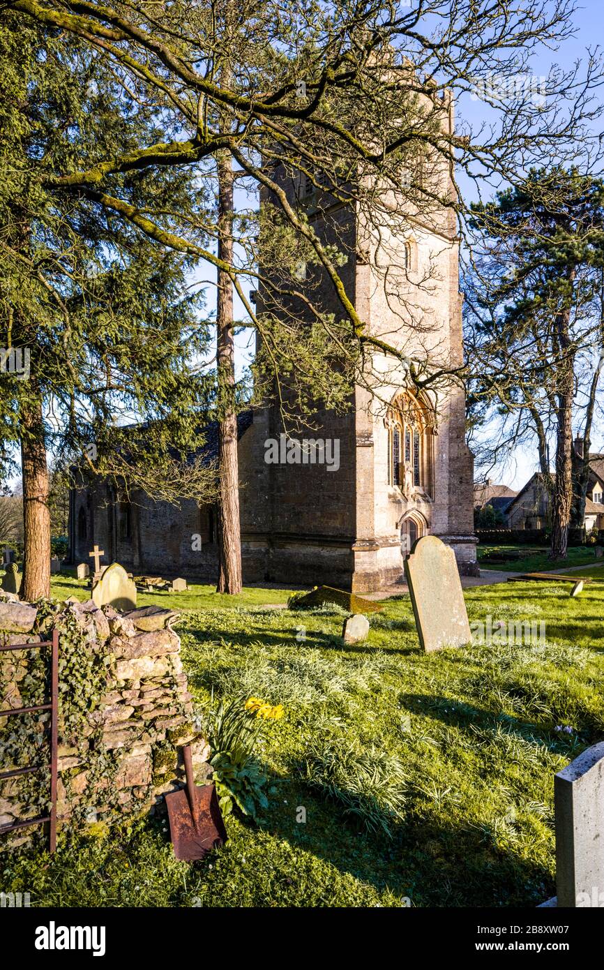 Luce serale in primavera sulla chiesa di St Johns nel villaggio Cotswold di Elkstone, Gloucestershire Regno Unito Foto Stock
