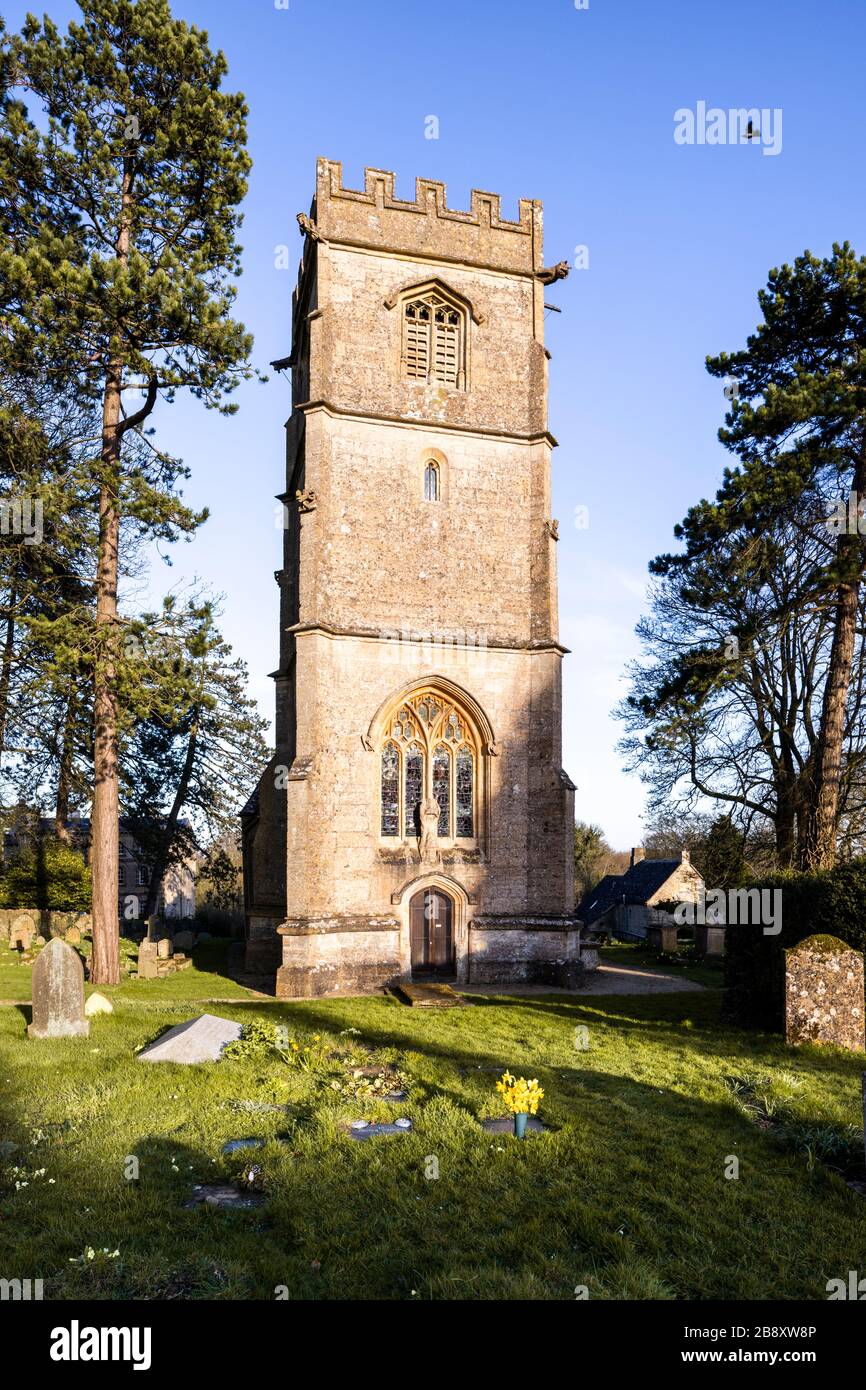 Luce serale in primavera sulla chiesa di St Johns nel villaggio Cotswold di Elkstone, Gloucestershire Regno Unito Foto Stock