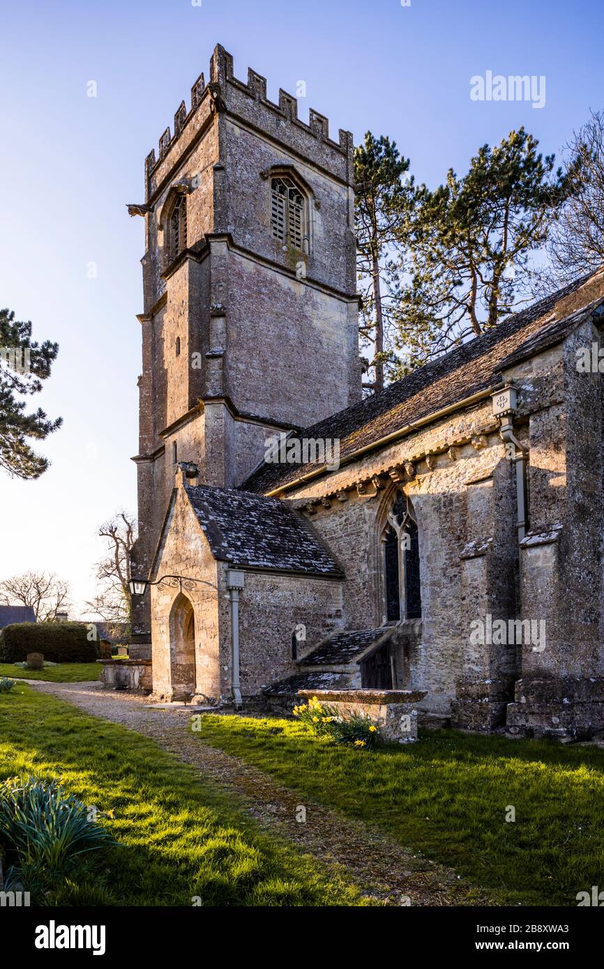 Luce serale in primavera sulla chiesa di St Johns nel villaggio Cotswold di Elkstone, Gloucestershire Regno Unito Foto Stock