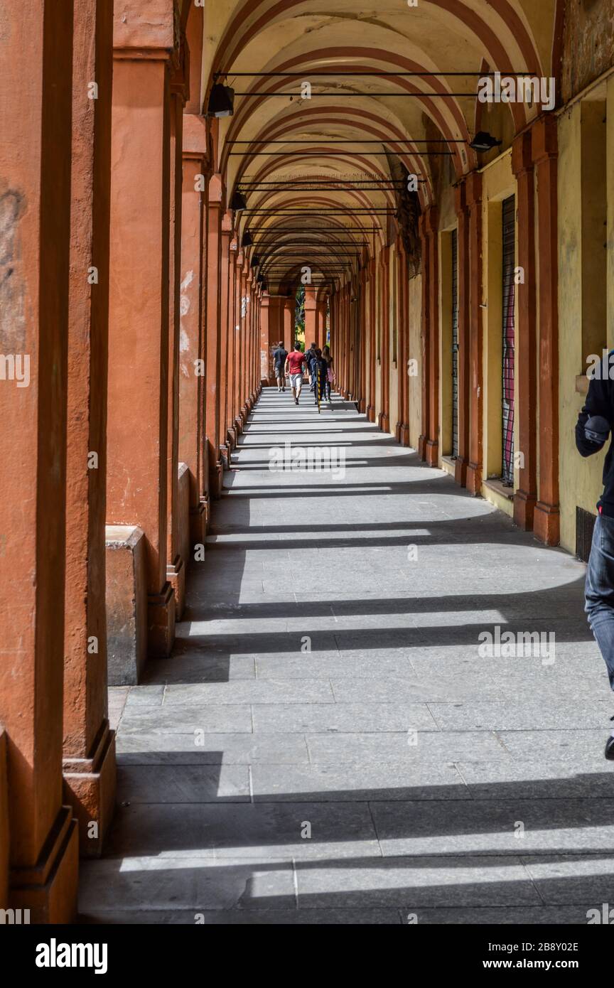 BOLOGNA - 25 APRILE 2017: Vista interna al Portico di San Luca, un monumentale porticato coperto che collega porta Saragozza con la chiesa di San Luca Foto Stock
