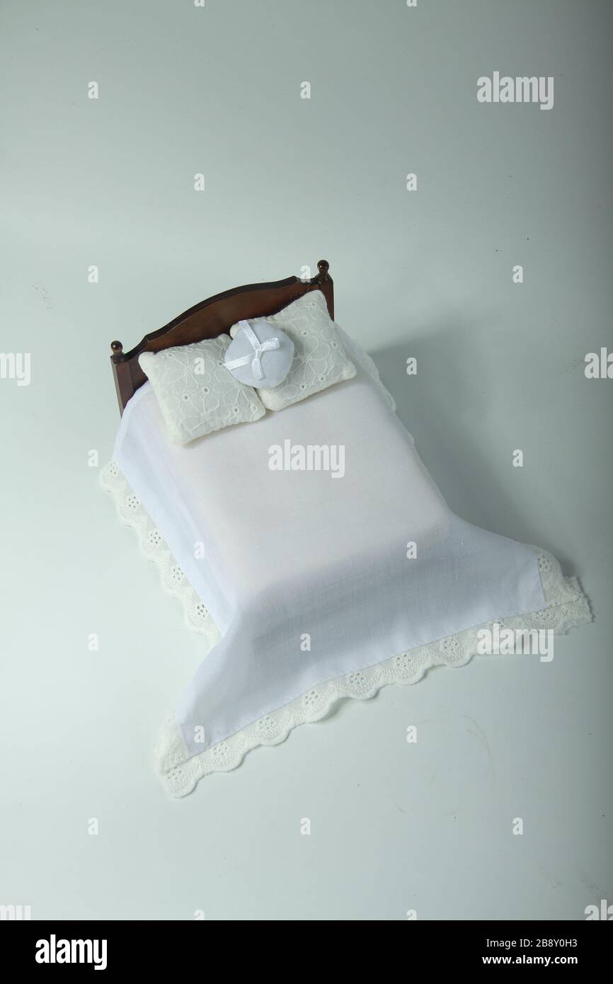 copriletto luminoso letto matrimoniale isolato su sfondo chiaro piatto. L'immagine contiene spazio per la copia Foto Stock