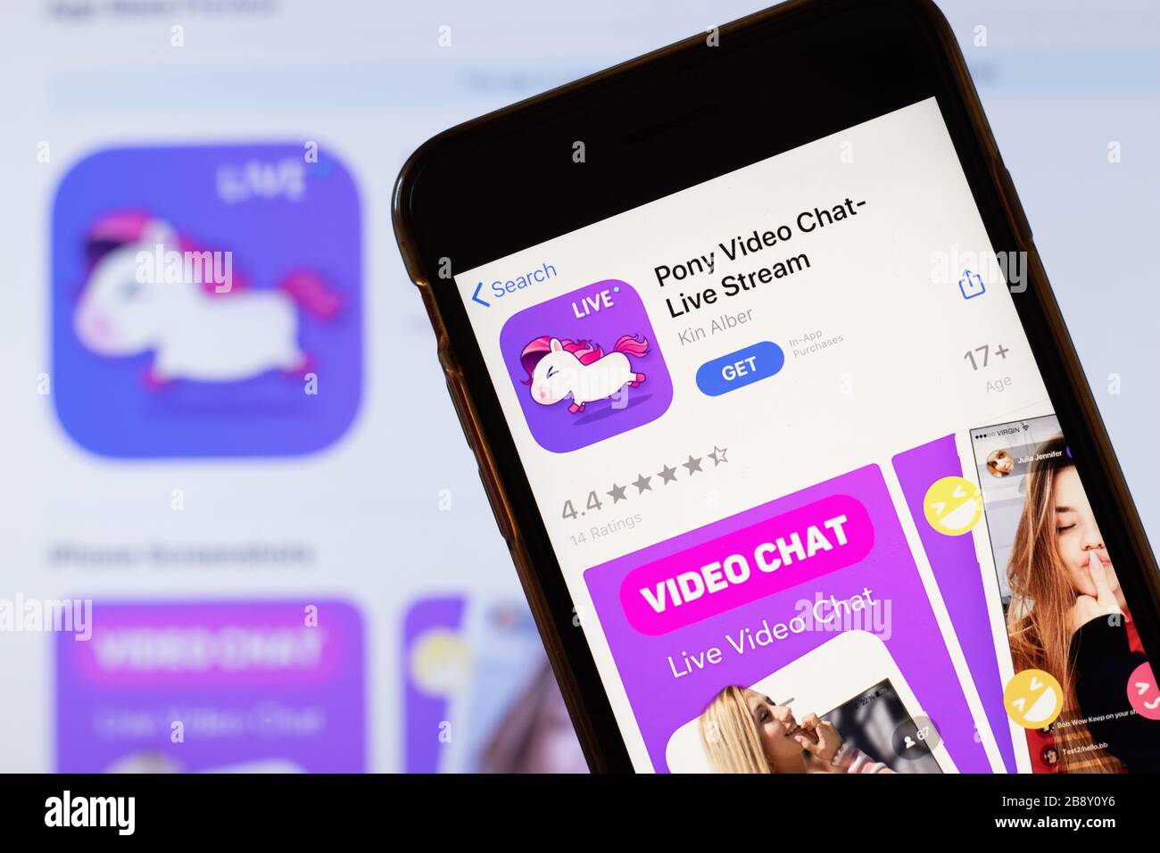 Los Angeles, California, USA - 24 Marzo 2020: Pony Video Chat logo app sullo schermo del telefono primo piano con sito web sullo sfondo con icona, illustrativa Foto Stock