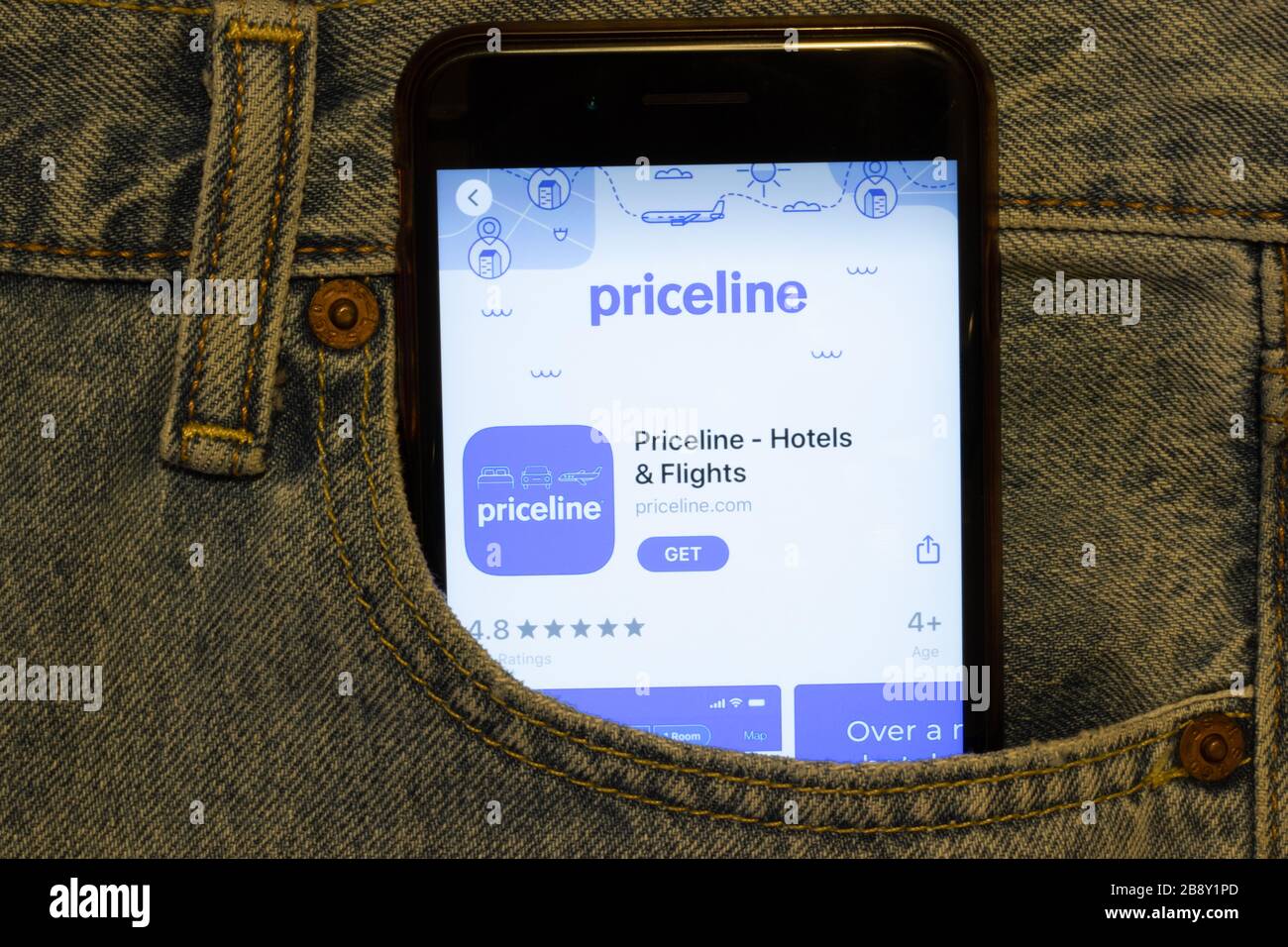 Los Angeles, California, USA - 24 Marzo 2020: Logo dell'app Priceline sullo schermo del telefono in primo piano tasca jeans, editoriale illustrativo Foto Stock