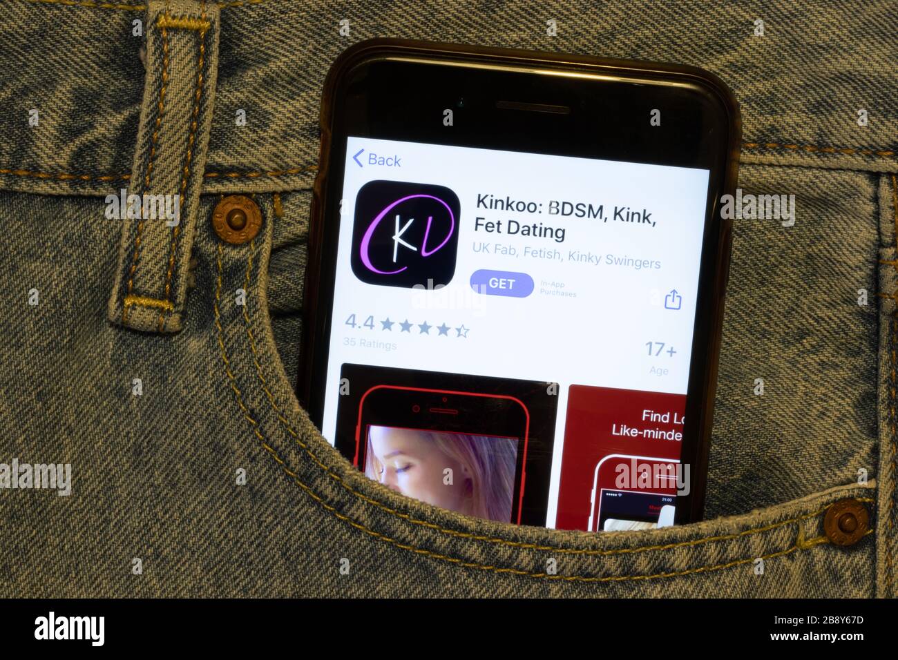 Los Angeles, California, USA - 24 marzo 2020: Logo Kinkoo app sullo schermo del telefono in primo piano tasca jeans, editoriale illustrativo Foto Stock