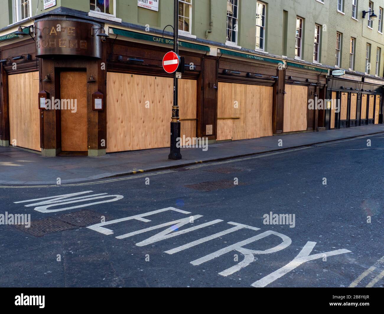 Le aziende si sono imbarcate lungo Old Compton St a Londra; s soho distretto durante il Coronavirus dopo rapporti di vandalismo. Foto Stock