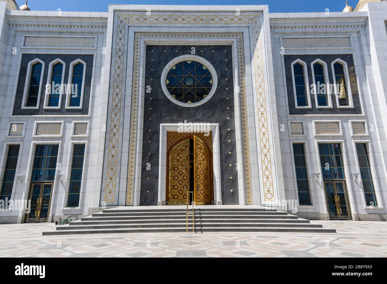 Ashgabat, Turkmenistan - 1 giugno 2019: Il masoleum di Turkmenbasy, il presidente Niazov nella città bianca e marmorea di Asjchabad con grande edificio Foto Stock