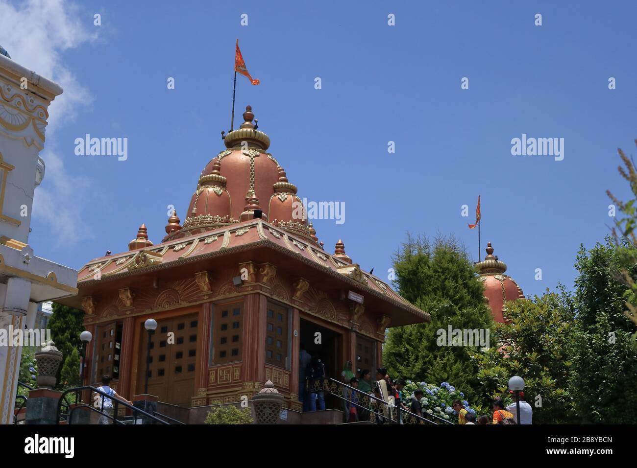Persone che visitano il tempio di Lord Shiva a Char dham a Namchi Sikkim India Foto Stock