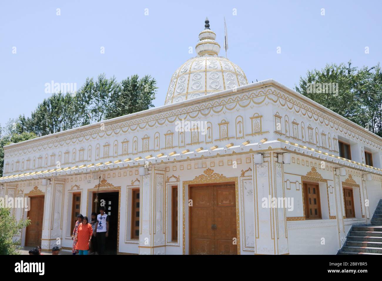 Persone che visitano il tempio Sai a Char dham a Namchi Sikkim India Foto Stock