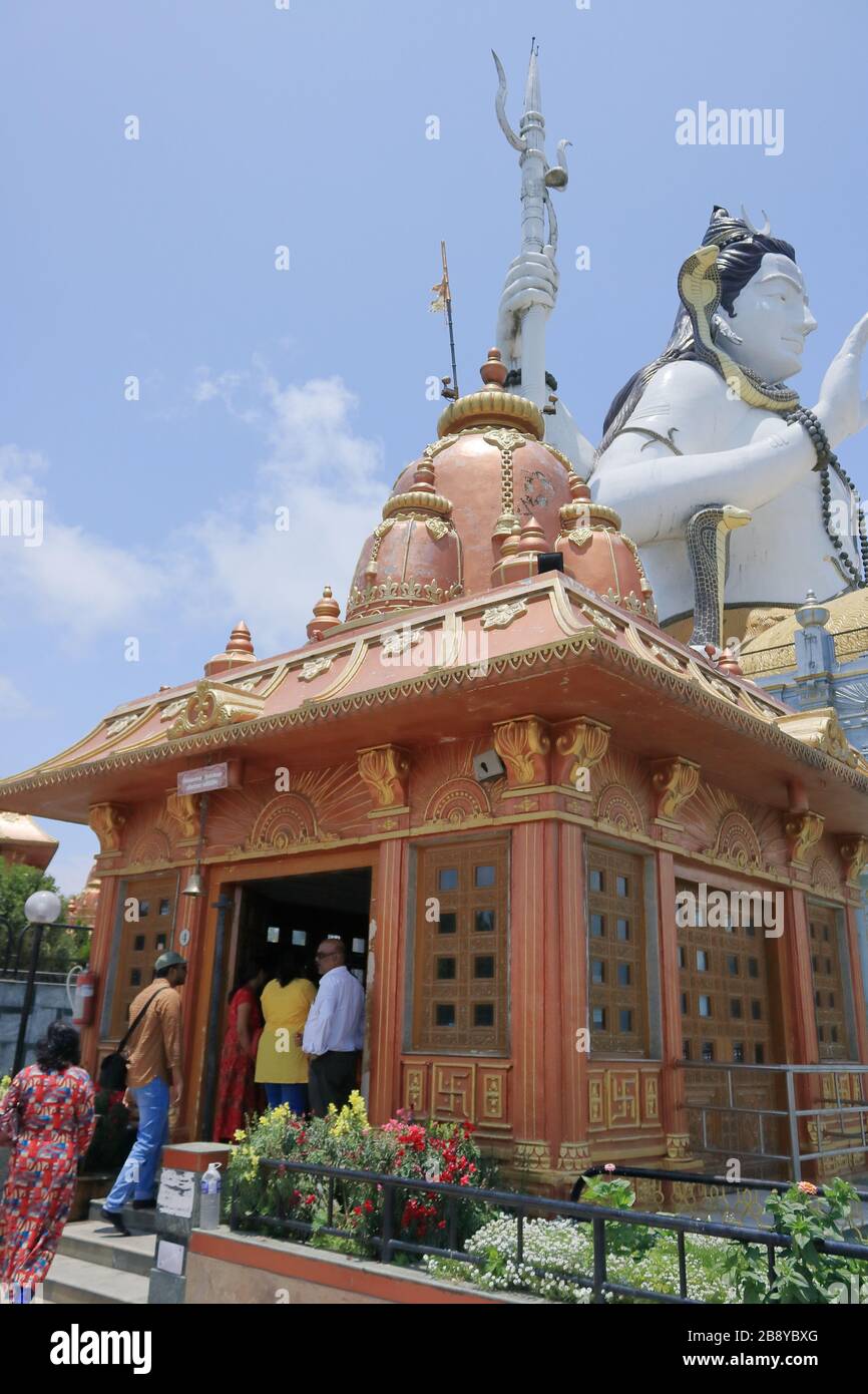 Persone che visitano il tempio di Lord Shiva e la statua del grande signore Shiva sul retro a Char dham in Namchi Sikkim India Foto Stock