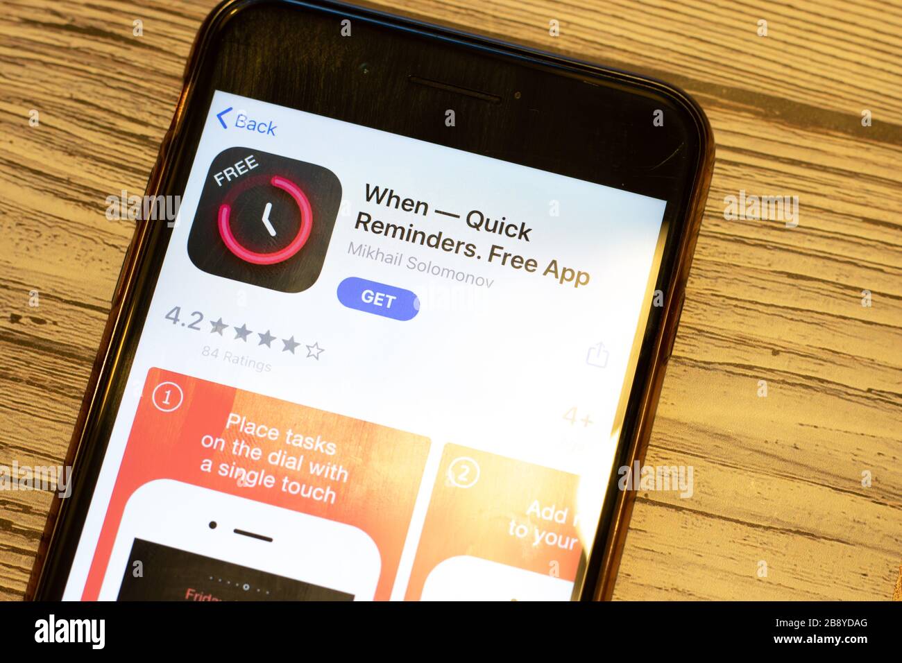 Los Angeles, California, Stati Uniti d'America - 24 marzo 2020: Vista dall'alto dello schermo del telefono con l'icona del logo quando -Promemoria rapido sull'app store, editoriale illustrativo Foto Stock