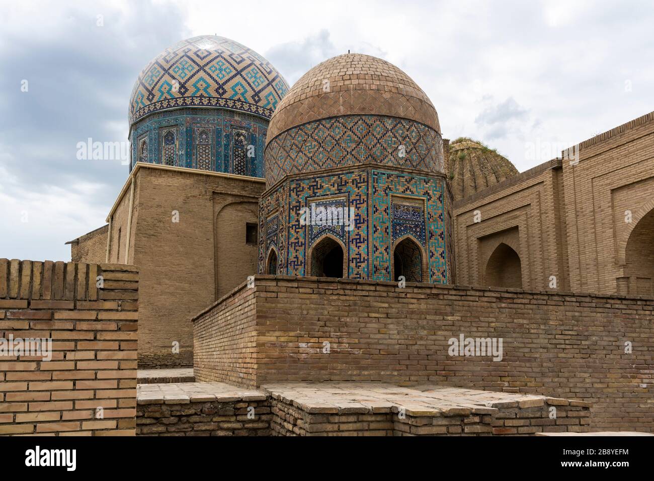 Samarqand, Uzbekistan - 9 giugno 2019: Mausolei al cimitero di Shah i Zinda con turisti a Samarqand in Uzbekistan. Foto Stock