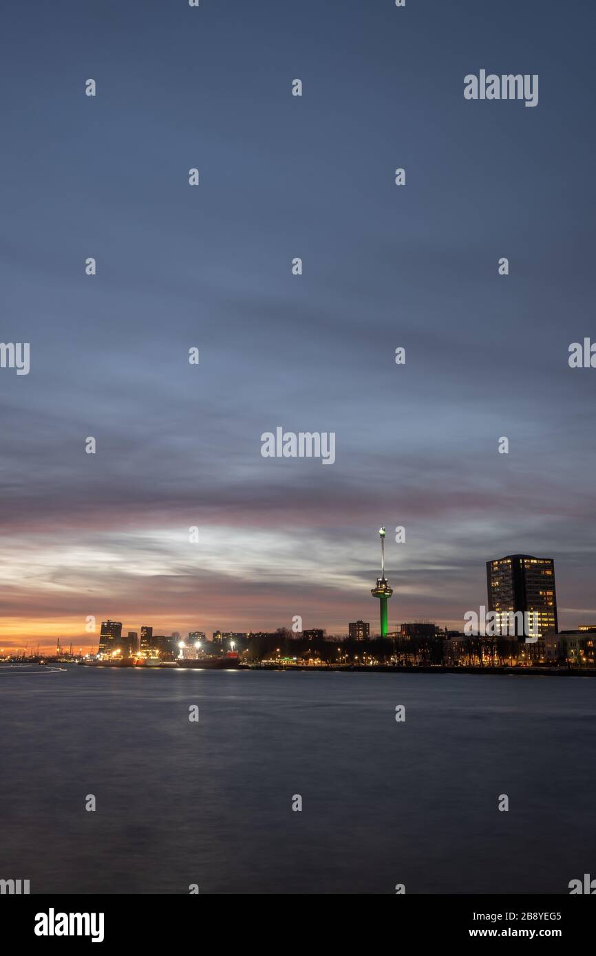 Rotterdam - 12 febbraio 2019: Rotterdam, Paesi Bassi la torre Euromast Rotterdam di notte. Grandi navi e canale in primo piano, Rotterdam, The Foto Stock