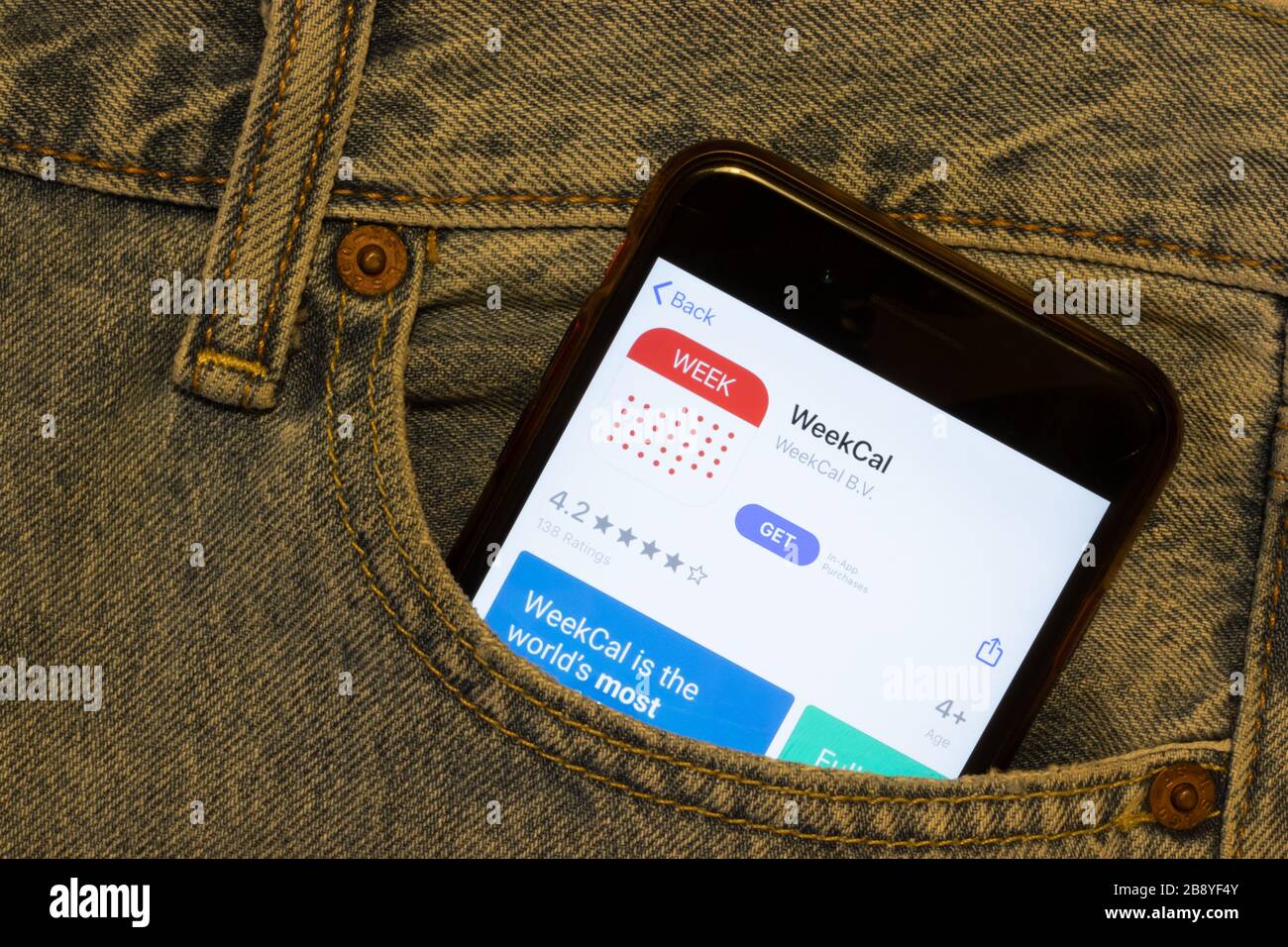 Los Angeles, California, Stati Uniti d'America - 24 marzo 2020: Logo dell'app WeekCal sullo schermo del telefono in primo piano tasca dei jeans, editoriale illustrativo Foto Stock