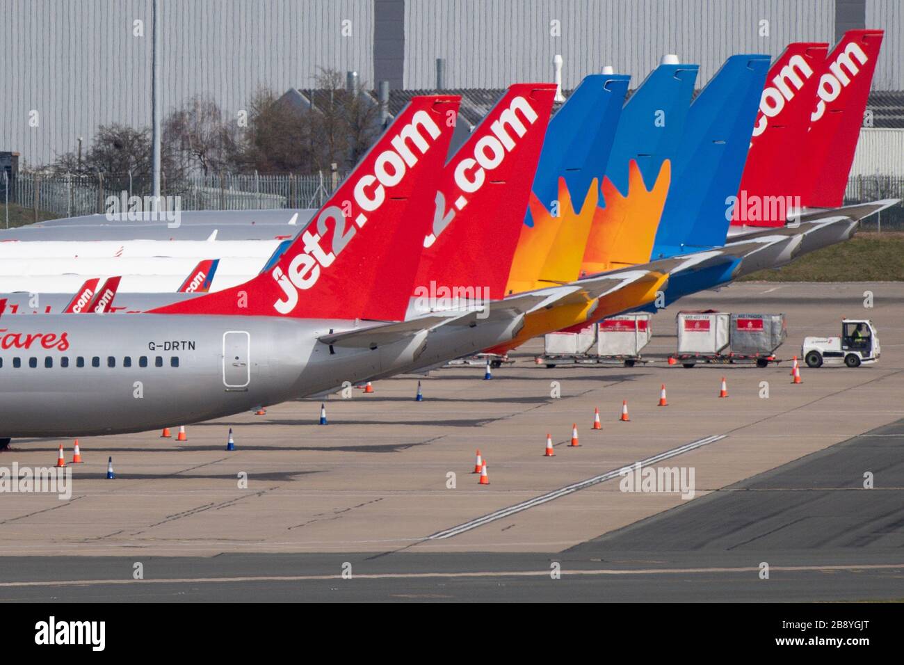 Aerei a terra all'Aeroporto Internazionale di Birmingham. Il governo raccomanda che tutti i viaggi, tranne quelli essenziali, debbano essere evitati per limitare la diffusione del coronavirus. Foto Stock