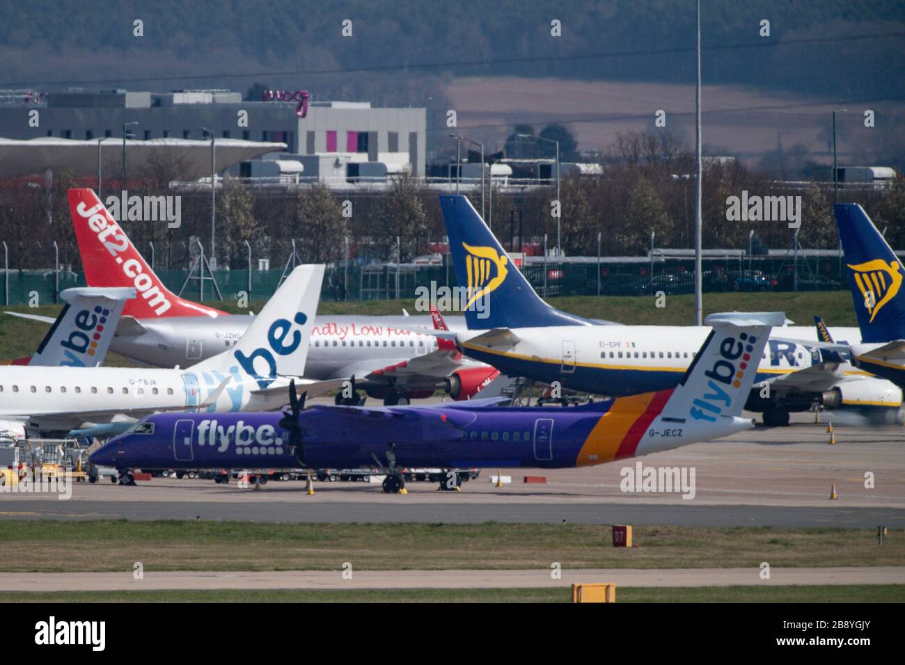 Aerei a terra all'Aeroporto Internazionale di Birmingham. Il governo raccomanda che tutti i viaggi, tranne quelli essenziali, debbano essere evitati per limitare la diffusione del coronavirus. Foto Stock