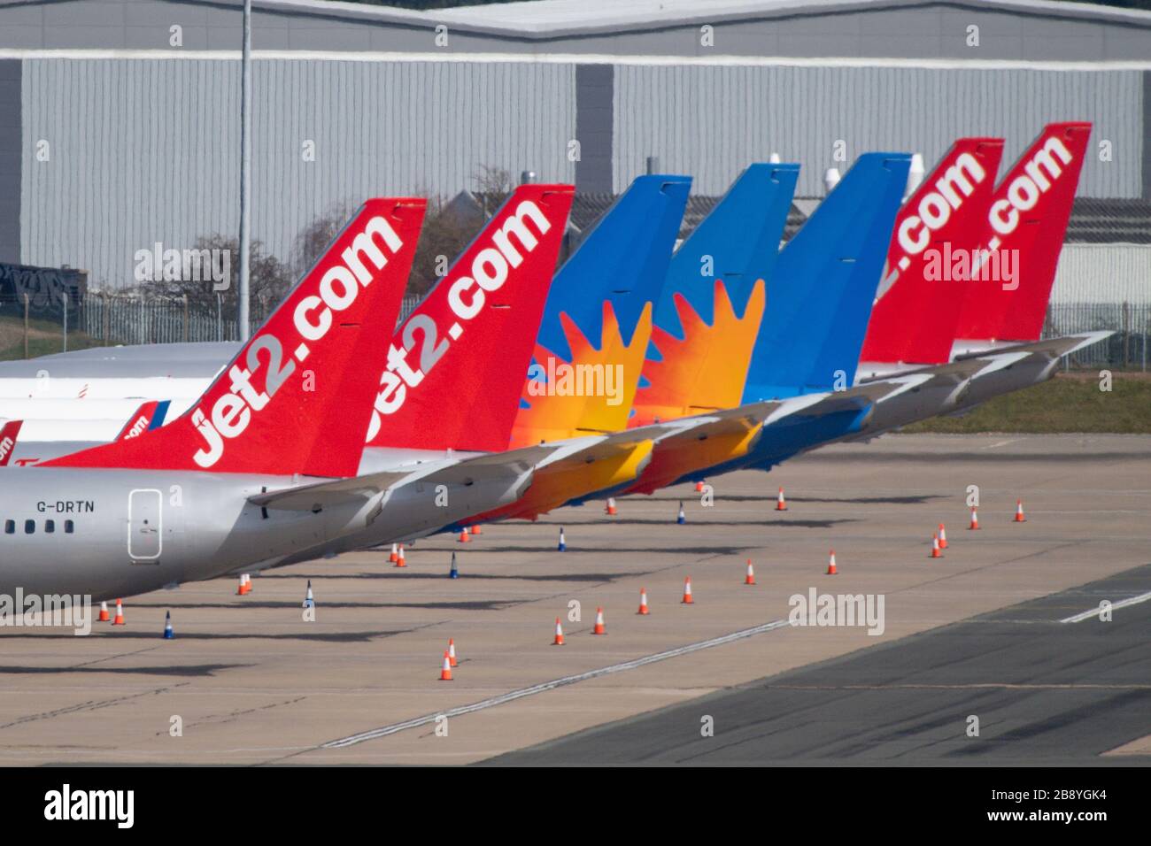 Aerei a terra all'Aeroporto Internazionale di Birmingham. Il governo raccomanda che tutti i viaggi, tranne quelli essenziali, debbano essere evitati per limitare la diffusione del coronavirus. Foto Stock