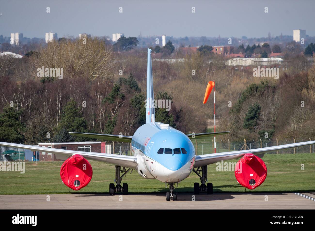Aerei a terra all'Aeroporto Internazionale di Birmingham. Il governo raccomanda che tutti i viaggi, tranne quelli essenziali, debbano essere evitati per limitare la diffusione del coronavirus. Foto Stock