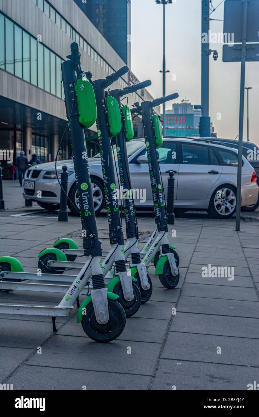 Warszawa, Polonia, 25.04.2019: Parcheggio di noleggio scooter elettrici nel centro della città Foto Stock