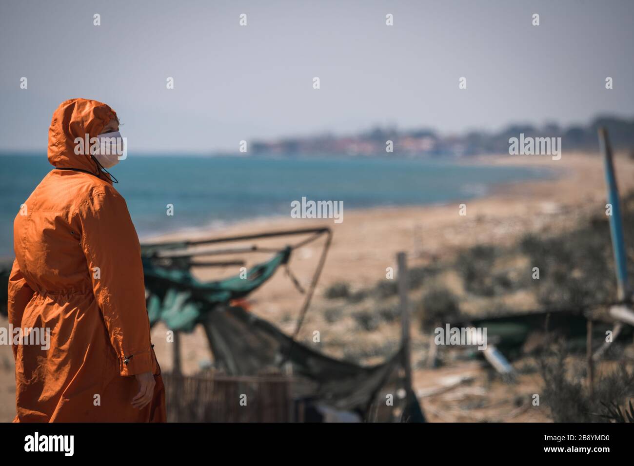 Donna sulla spiaggia in Grecia durante la pandemia di coronavirus Foto Stock