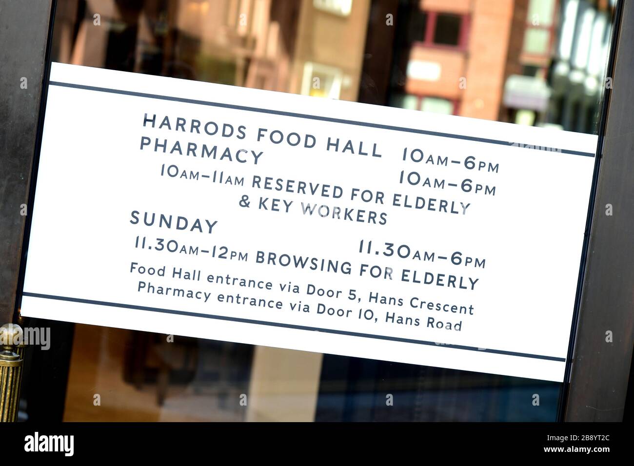 Un segno sulla porta di Harrods durante il virus Corona focolaio.Foto data: Lunedi 23 marzo 2020. Il credito per le foto deve essere: Ian West/PA Wire Foto Stock