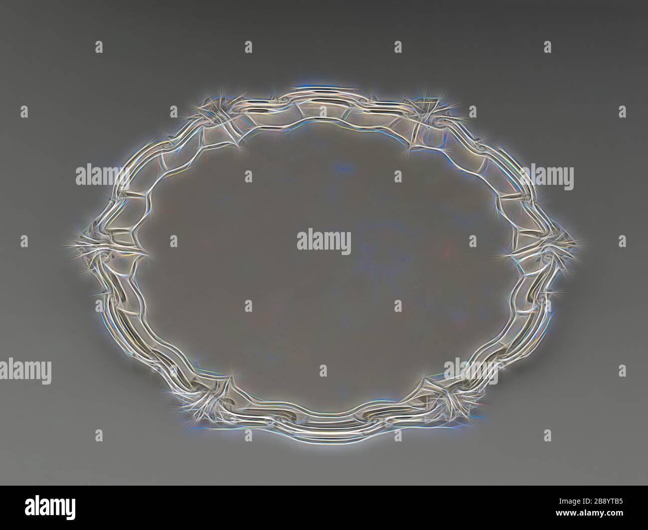 Salver, 1755/65, progettato da Myers Myers, American, 1723–1795, New York, New York City, Silver, 3,8 × 40,6 cm (1 1/2 × 16 in.), Reimagined by Gibon, design di calore allegro di luminosità e raggi di luce radianza. Arte classica reinventata con un tocco moderno. La fotografia ispirata al futurismo, che abbraccia l'energia dinamica della tecnologia moderna, del movimento, della velocità e rivoluziona la cultura. Foto Stock