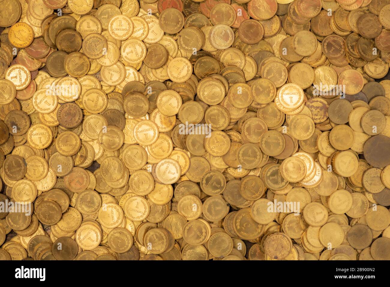 Letto di piccole monete d'oro con halo da fiaba Foto Stock