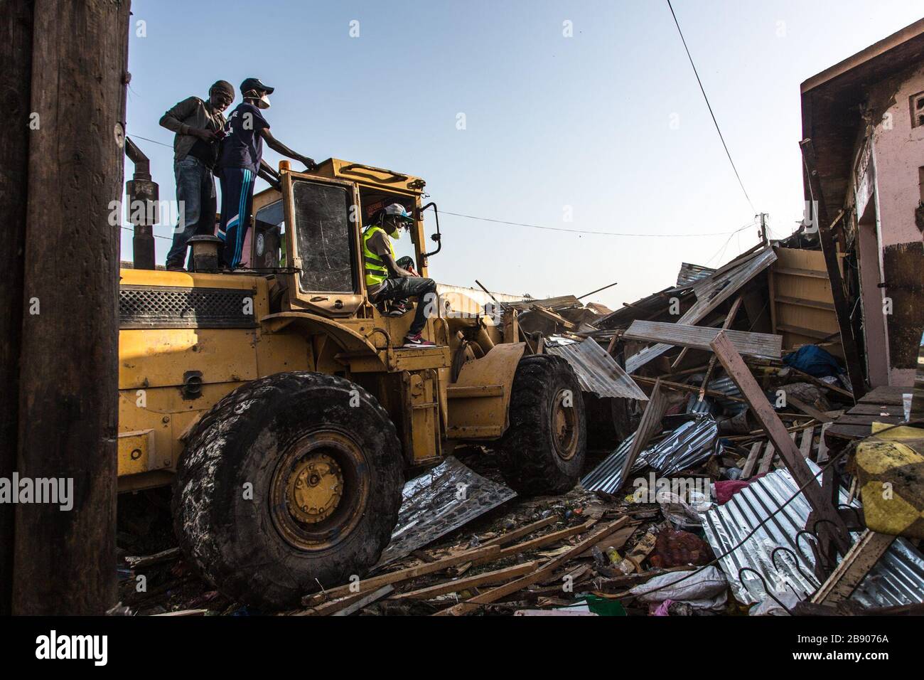 (200323) -- DAKAR, 23 marzo 2020 (Xinhua) -- UN bulldozer demolisce i depositi illegali nel mercato all'aperto di Tilene a Dakar, Senegal, 22 marzo 2020. Per migliorare le condizioni sanitarie e ridurre la diffusione della COVID-19, il governo senegalese ha ordinato di pulire alcune zone che rappresentano minacce sanitarie nelle città. Finora il Senegal ha riportato 67 casi di infezione da COVID-19. (Foto di Eddy Peters/Xinhua) Foto Stock