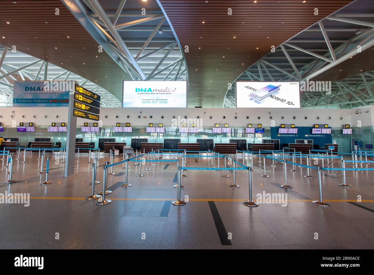 Da Nang, Vietnam. 22 marzo 2020. L'aeroporto internazionale di da Nang è abbandonato dopo che il primo ministro del Vietnam ha ordinato la sospensione di tutti i voli internazionali. Il Vietnam ha anche sospeso l'ingresso di tutti gli stranieri dal 22 marzo 2020, per limitare la diffusione del COVID-19. (Photo Credit: Gonzales Photo/Alamy Live News Foto Stock