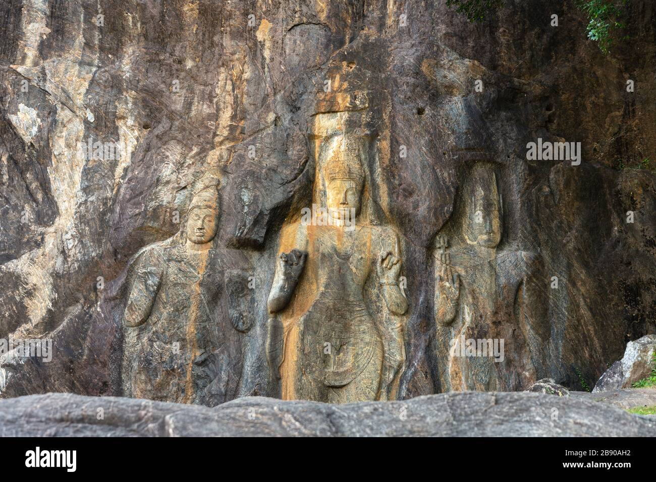 Buduruwagala è un antico tempio buddista nello Sri Lanka. Il complesso è costituito da sette statue e appartiene alla scuola di pensiero Mahayana. Foto Stock