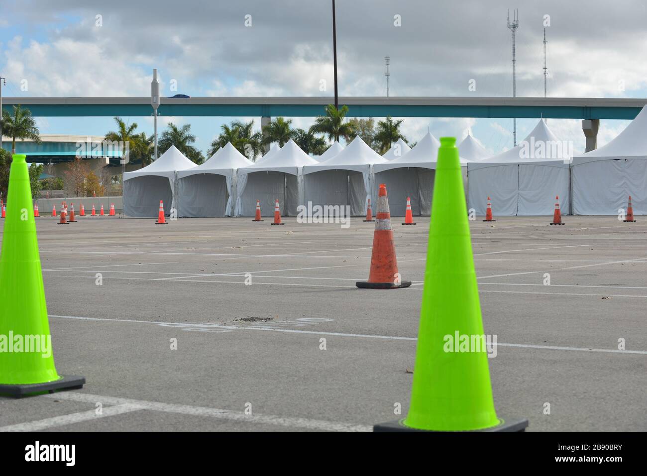 Miami Gardens, Stati Uniti. 22 marzo 2020. MIAMI GARDENS, FLORIDA - MARZO 22: Vista generale al di fuori del sito di test drive-thru dei coronavirus all'Hard Rock Stadium a Miami Gardens, Florida. Domenica, erano solo i primi soccorritori. Il Lunedi, hanno pianificato di espanderlo a persone di almeno 65 anni che stanno mostrando i sintomi della malattia il 22 marzo 2020 a Miami Gardens, Florida. (Foto di JL/Sipa USA) Credit: Sipa USA/Alamy Live News Foto Stock