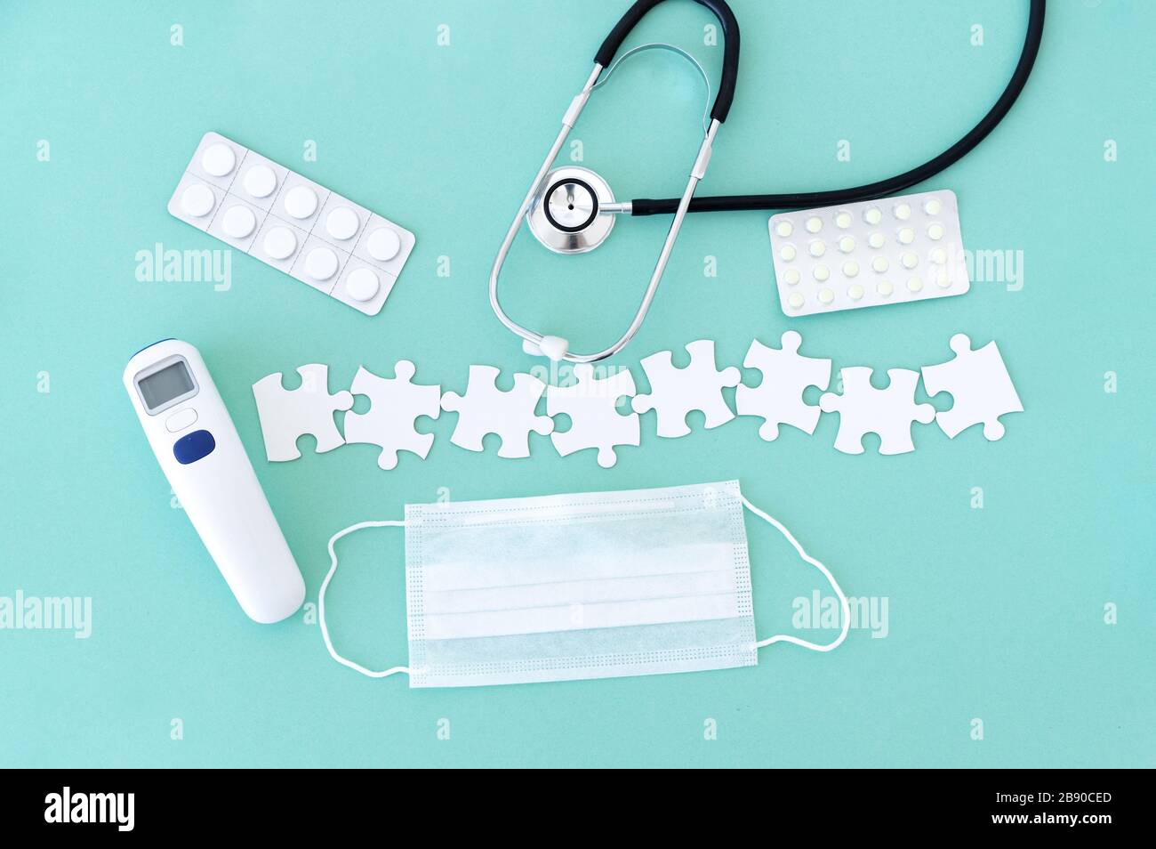 Attrezzatura medica e pezzi di puzzle Foto Stock