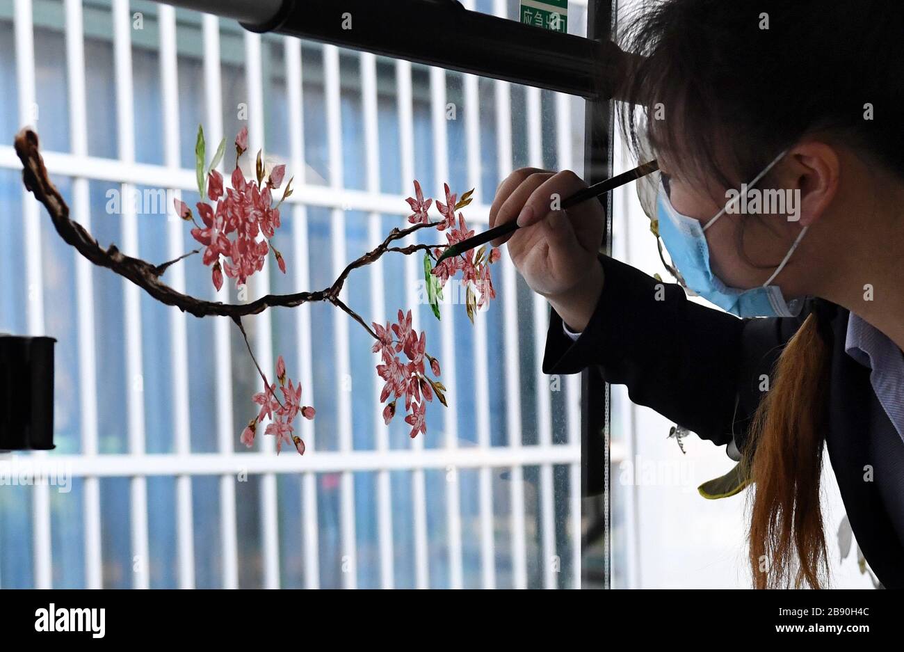 (200323) -- ZHENGZHOU, 23 marzo 2020 (Xinhua) -- Liu Xiangjie attrae fiori sulla finestra degli autobus di Zhengzhou, provincia di Henan della Cina centrale, 23 marzo 2020. Liu Xiangjie lavora come conduttore di autobus della linea S105 gestita dalla Zhengzhou Bus Communication Corporation. Ha dipinto modelli di fiori sulla finestra degli autobus di recente come la primavera viene. (Xinhua/li AN) Foto Stock