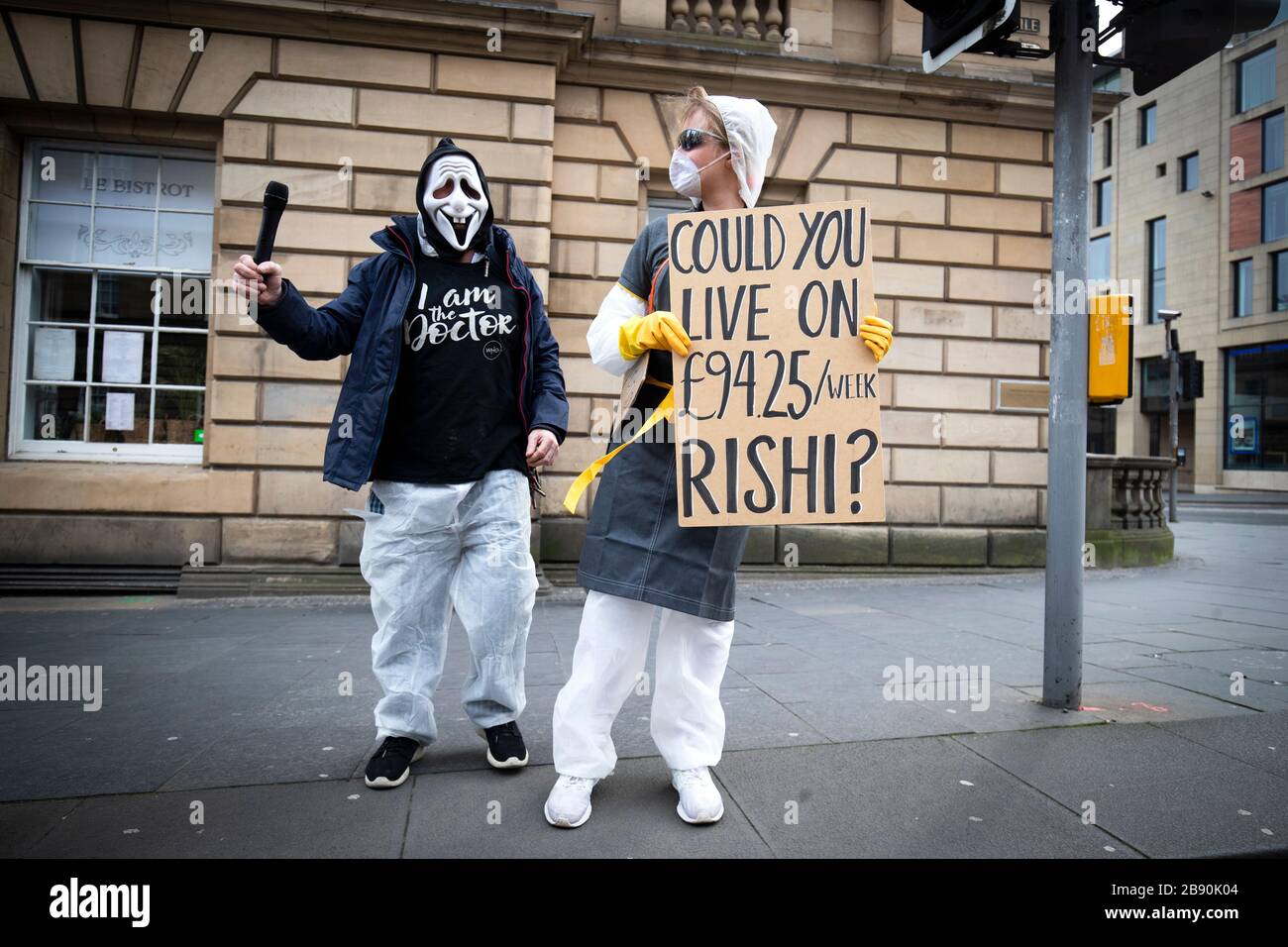 Un dimostratore protesta circa il governo britannico indennità di paga per malattia di £94 alla settimana per i lavoratori freelance e autonomi durante l'epidemia di coronavirus sul Royal Mile, Edimburgo. Foto Stock