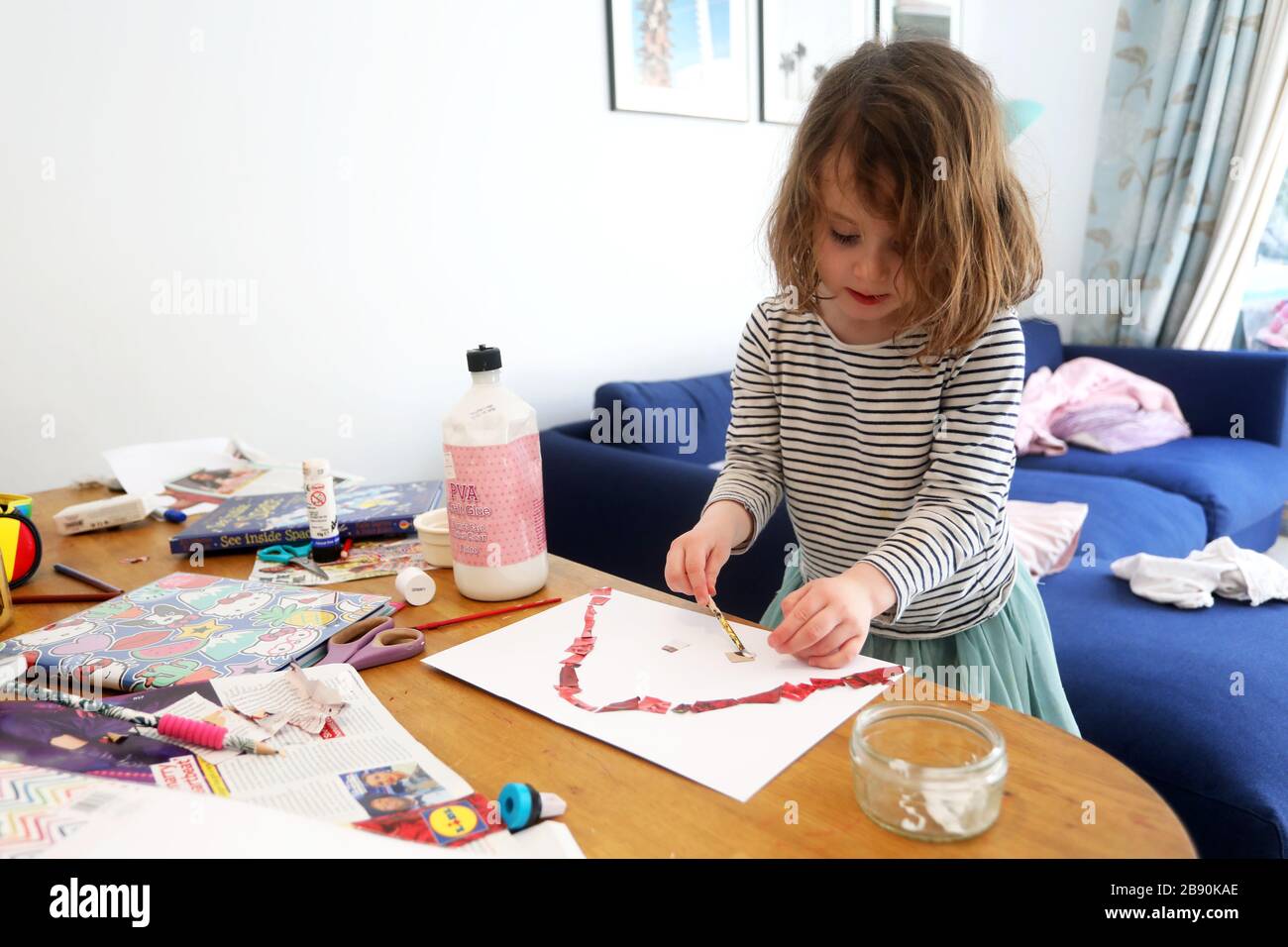 Chichester, Regno Unito. 23 marzo 2020. Coronavirus Home Schooling - Chichester, West Sussex, UK. Firenze, 5 anni, insegnata a casa questa mattina da Madre, Kelly dopo che le scuole sono state chiuse nel Regno Unito per un minimo di quattro settimane a causa del Coronavirus, (Covid-19). Chichester, West Sussex, Regno Unito. Lunedì 23 Marzo 2020 Credit: Sam Stephenson/Alamy Live News Foto Stock