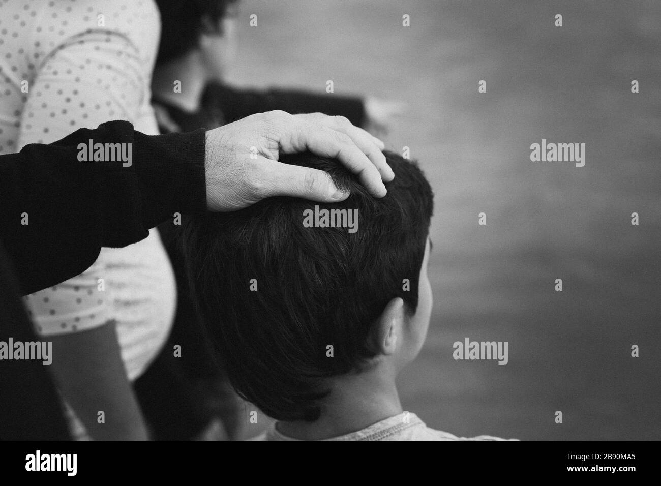 Padre carezzando la testa del figlio Foto Stock