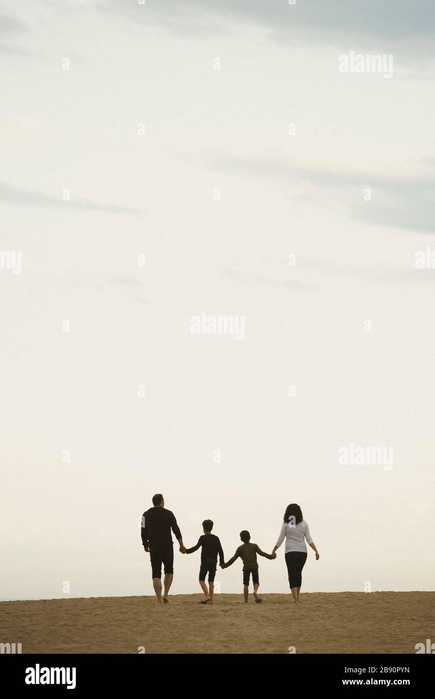 Famiglia di camminare sulla spiaggia Foto Stock