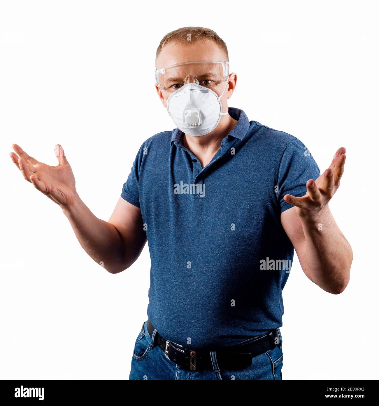 Uomo in maschera protettiva isolato su sfondo bianco. Umano in confuso. Foto Stock