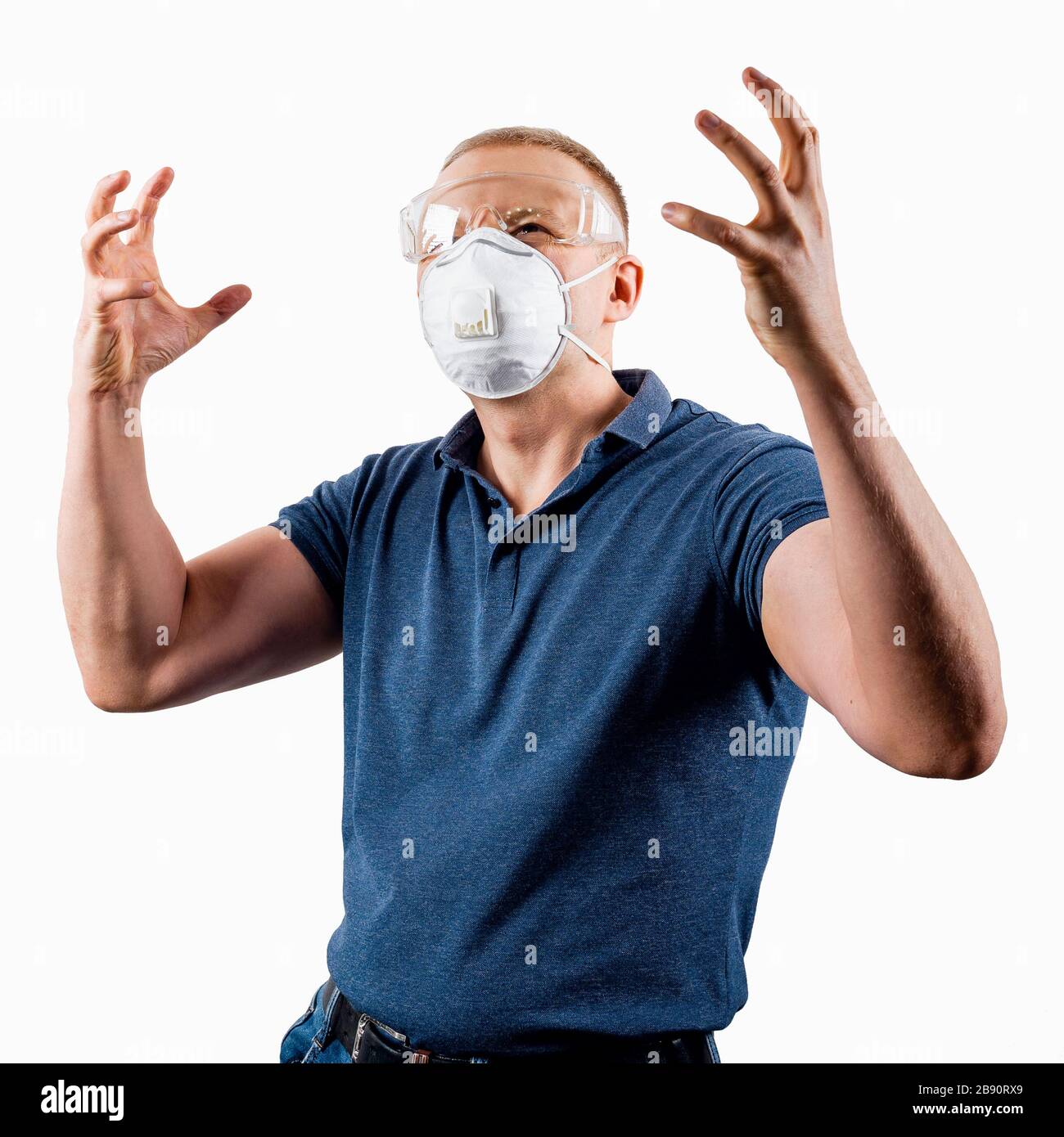 Uomo in maschera protettiva isolato su sfondo bianco. Una persona in paura e panico davanti al virus. Foto Stock