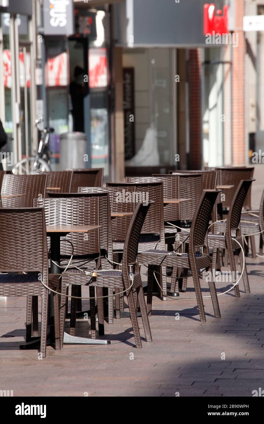Sedie e tavoli vuoti di un caffè a Bremer Sögestrasse, chiuso a causa del virus corona, Brema, Germania, Europa Foto Stock
