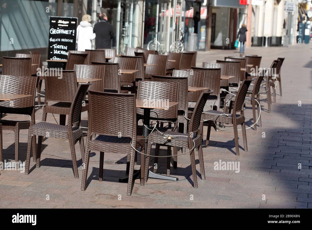 Sedie e tavoli vuoti di un caffè a Bremer Sögestrasse, chiuso a causa del virus corona, Brema, Germania, Europa Foto Stock