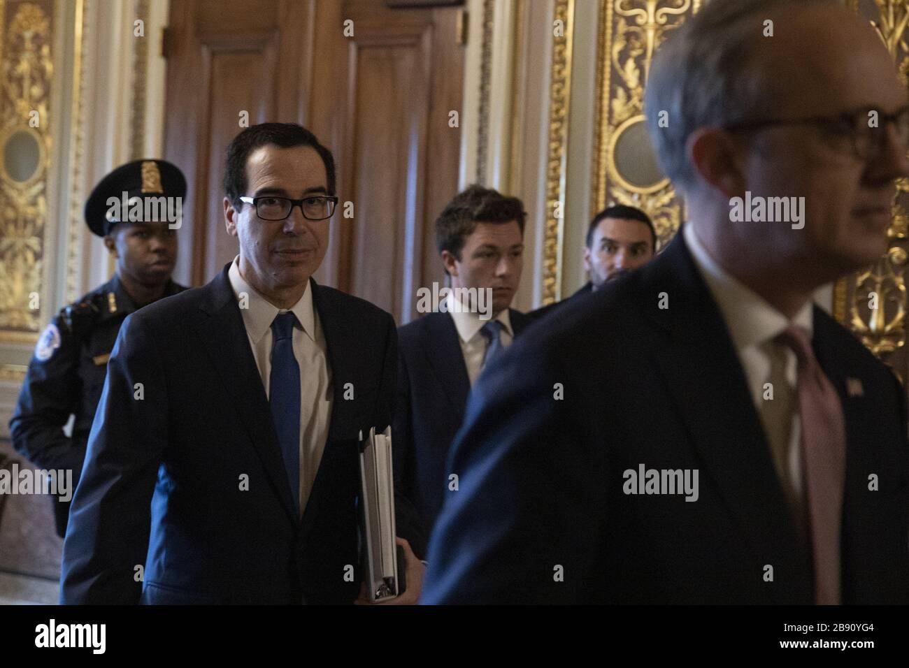 Il segretario del Tesoro Steven Mnuchin e il direttore degli affari legislativi della Casa Bianca Eric Ueland escono dalla sala di ricevimento del Senato a Capitol Hill a Washington, D.C. lunedì 23 marzo 2020. Foto di Tasos Katopodis/UPI Foto Stock
