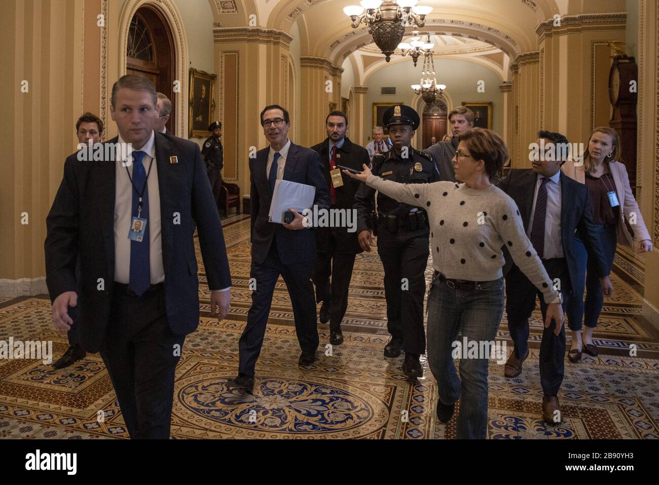 Il Segretario del Tesoro Steven Mnuchin cammina sulla collina del Campidoglio a Washington, D.C. il Lunedi, 23 marzo 2020. Foto di Tasos Katopodis/UPI Foto Stock