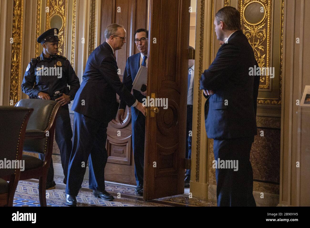 Il Direttore degli Affari legislativi della Casa Bianca Eric Ueland e il Segretario del Tesoro Steven Mnuchin escono dalla sala di ricevimento del Senato a Capitol Hill a Washington, D.C. lunedì 23 marzo 2020. Foto di Tasos Katopodis/UPI Foto Stock