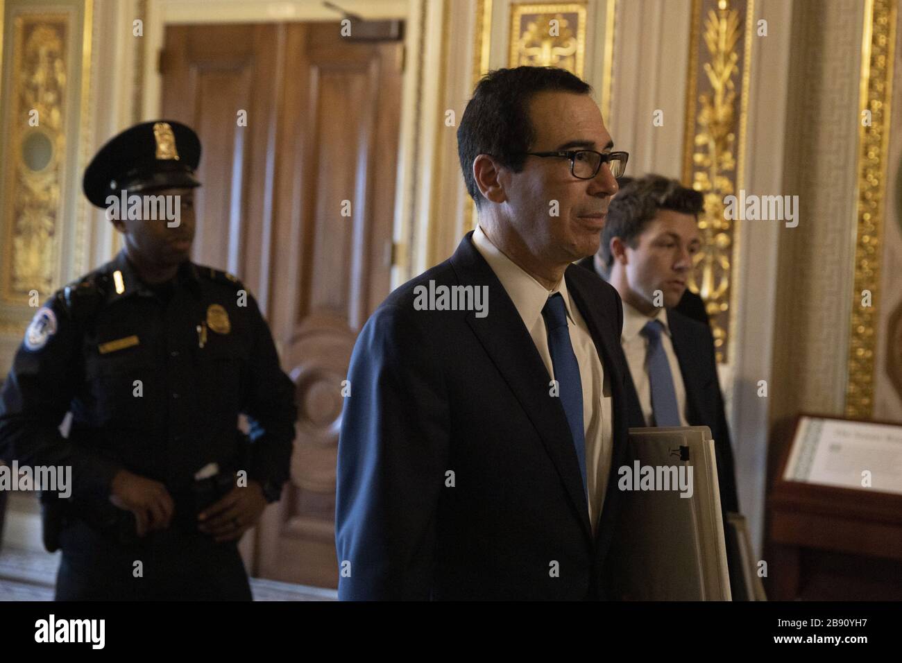 Il Segretario del Tesoro Steven Mnuchin esce dalla sala di ricevimento del Senato a Capitol Hill a Washington, D.C. Lunedi, 23 marzo 2020. Foto di Tasos Katopodis/UPI Foto Stock