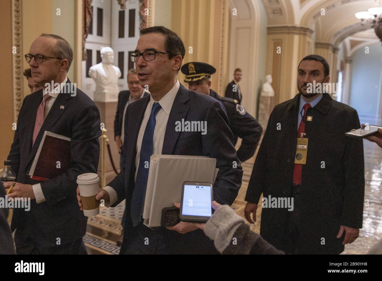 Il Direttore degli Affari legislativi della Casa Bianca Eric Ueland e il Segretario del Tesoro Steven Mnuchin camminano sulla collina del Campidoglio a Washington, D.C. il Lunedi, 23 marzo 2020. Foto di Tasos Katopodis/UPI Foto Stock