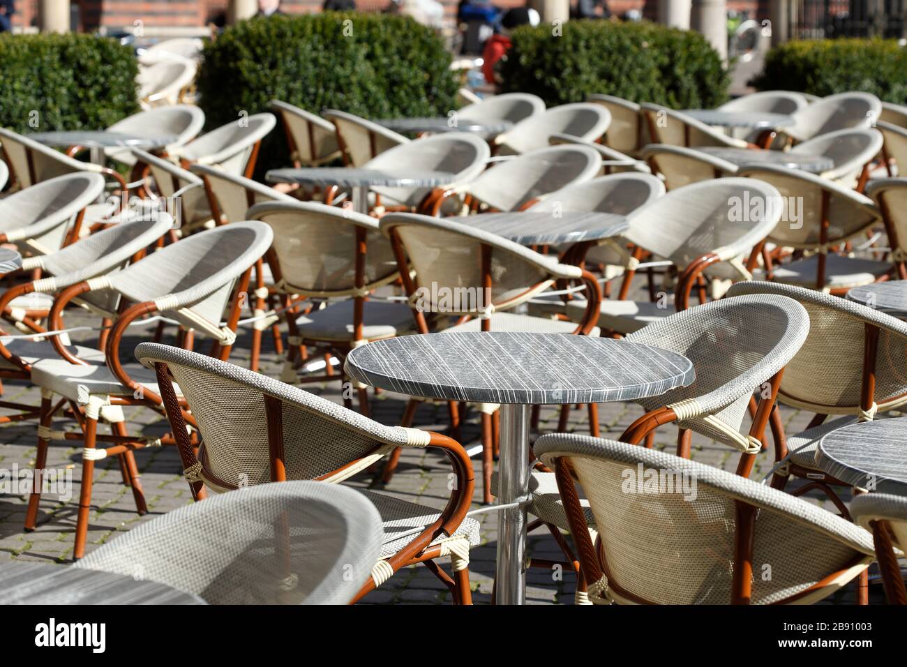 Sedie e tavoli vuoti di un caffè sulla piazza del mercato di Brema, chiuso a causa del virus corona, Brema, Germania, Europa Foto Stock