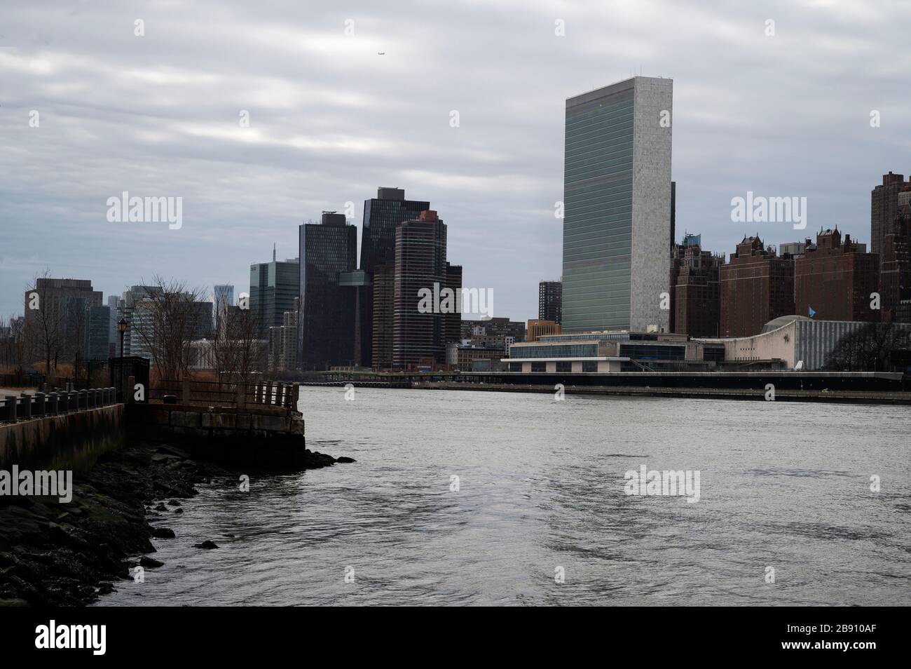 L'edificio delle Nazioni Unite e il lato est di Manhattan visto da Roosevelt Island, New York. Foto Stock
