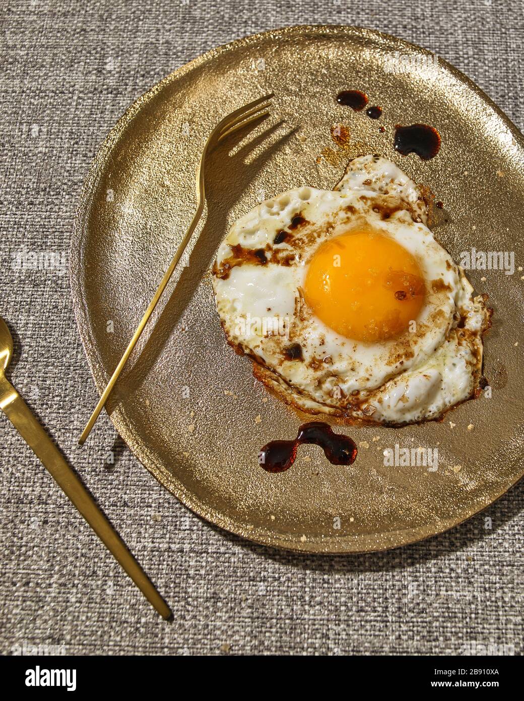 Uovo fritto con aceto balsamico e sale marino Foto Stock